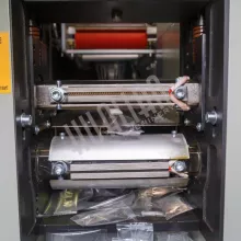 Автоматическая горизонтальная упаковочная машина HUALIAN DXDZ-250B (3 servo, рег. форм., 2-х позиц. нож) - 7