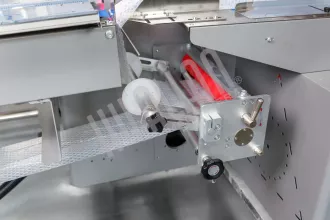Автоматическая горизонтальная упаковочная машина HUALIAN DXDZ-350XD под ВПП (3 servo, рег. форм., трансп. попереч. запайки) - 6